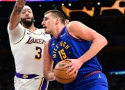 1xbet体育教练-一支强队在季后赛中遭遇困难