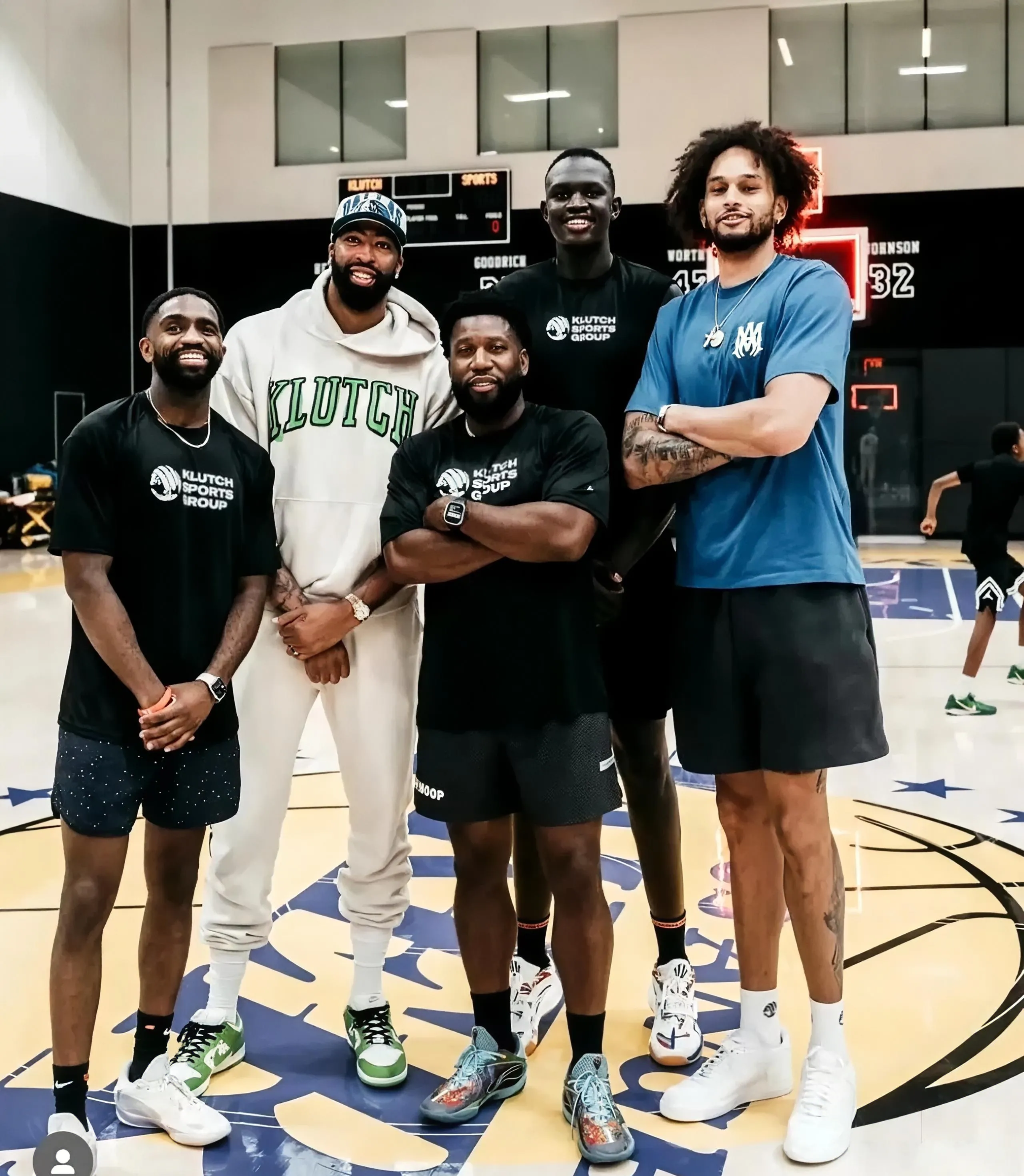 球员飒爽英姿，配合默契实现完美合作