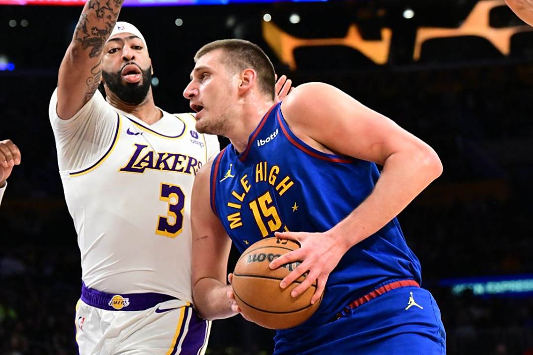 一支强队在季后赛中遭遇困难 一支强队在季后赛中遭遇困难