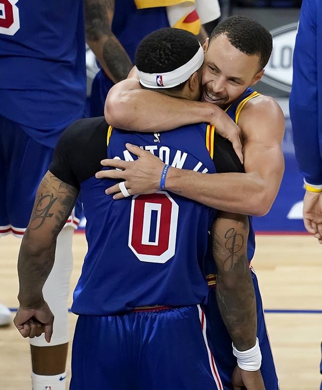 包含罗马球队备战新赛季，球员表现水涨船高的词条