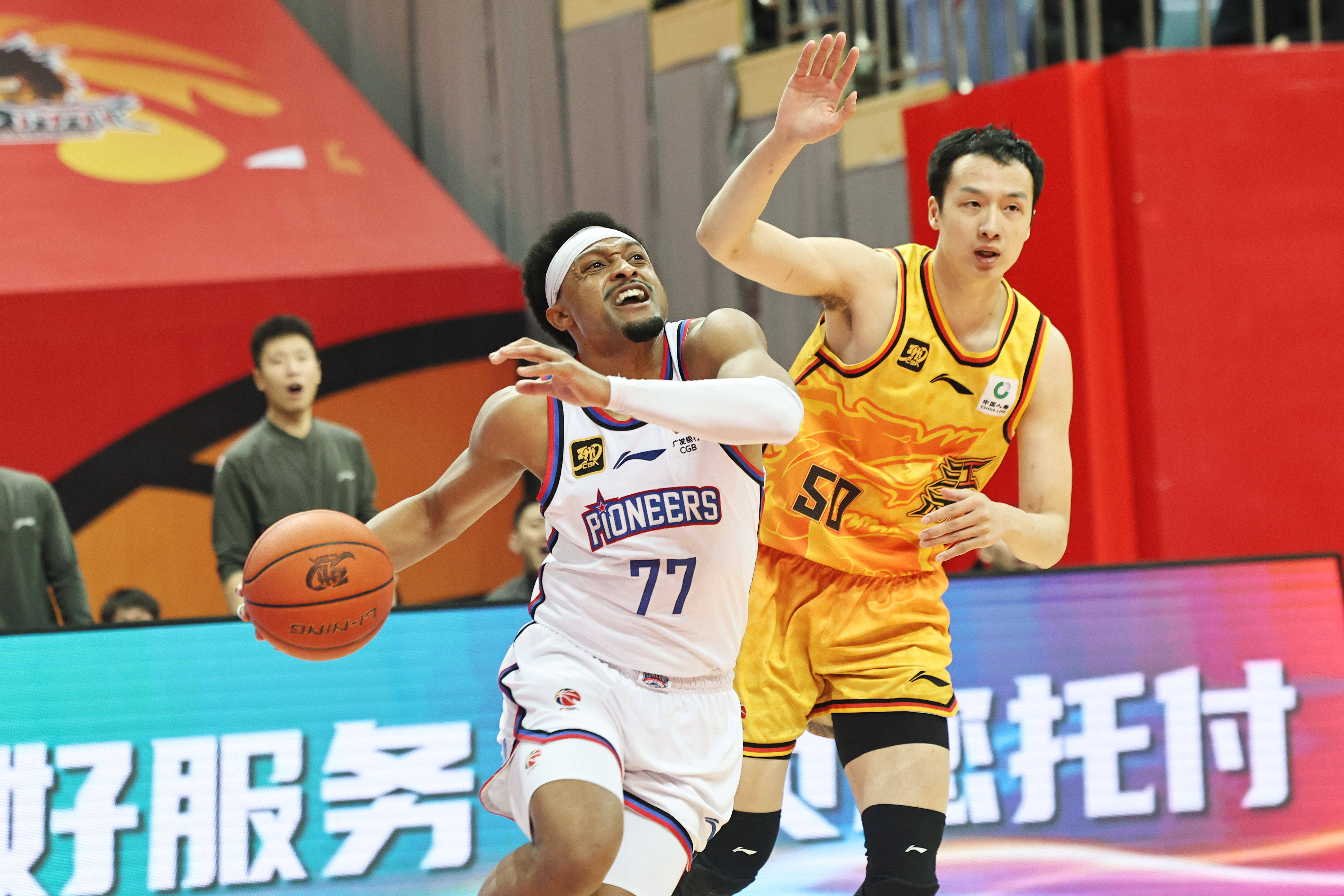 天津篮球队掀起胜利热潮,赢得掌声 天津篮球队掀起胜利热潮,赢得掌声