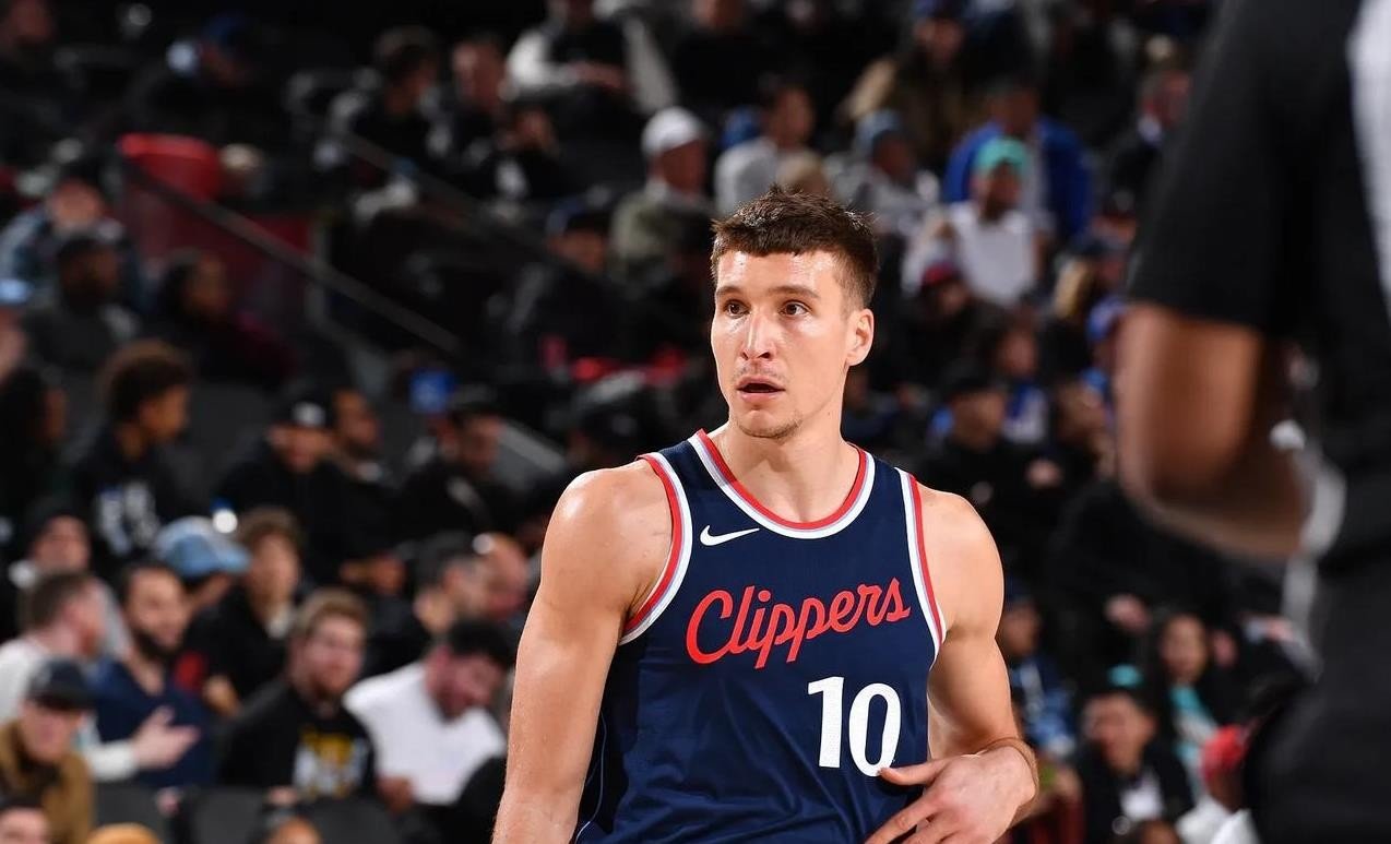 包含独行侠客场大胜活塞，取得连胜！的词条