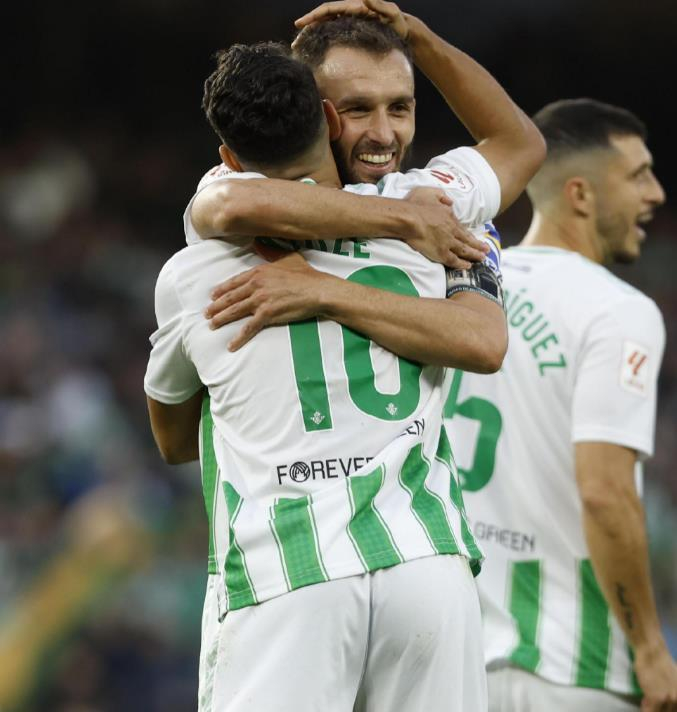 阿拉维斯连平连胜，登顶积分榜